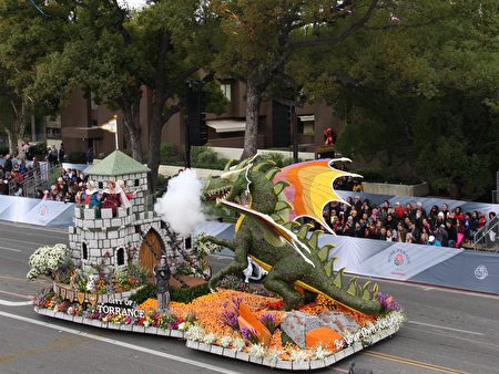 托伦斯市主办“做自己的骑士”(Be Your Own Knight)花车,获义工奖(Tournament Volunteers)。(徐绣惠/大纪元)